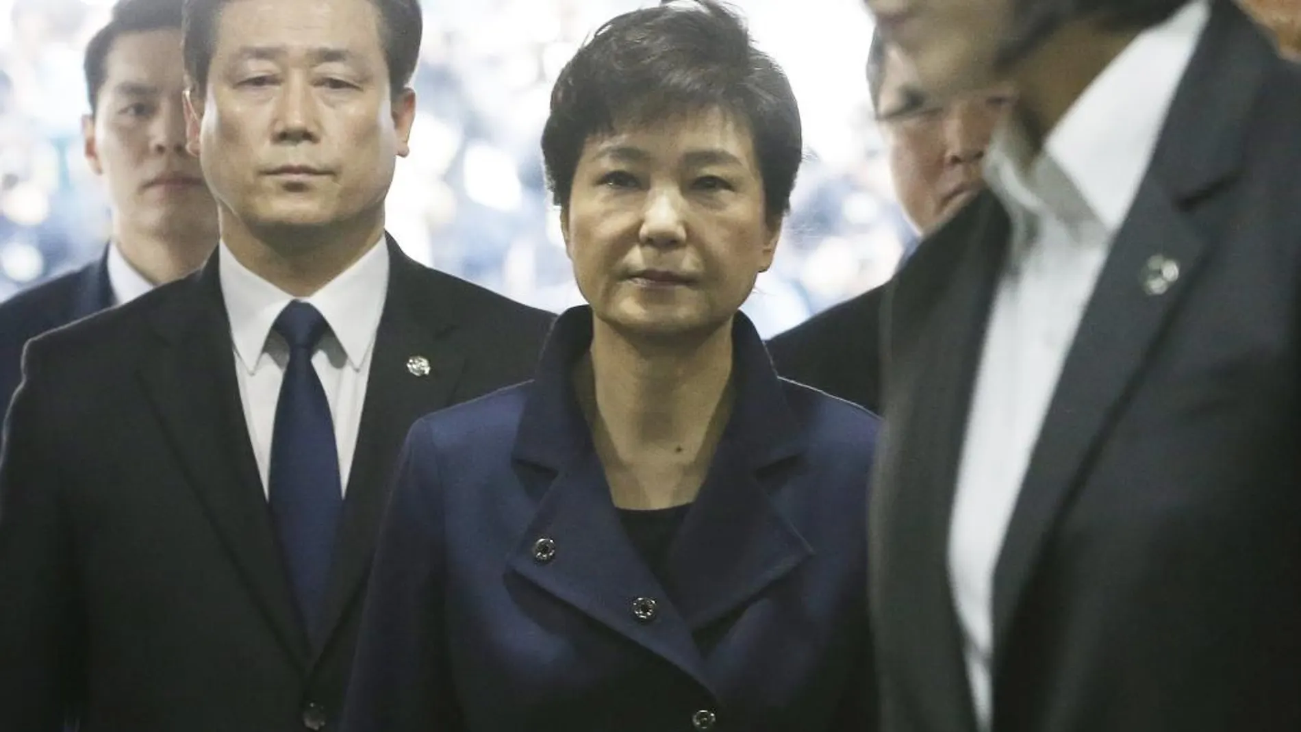 La expresidenta de Corea del Sur Park Geun-hye (c) llega a una corte de distrito para una audiencia sobre su arresto domiciliario, en Seúl