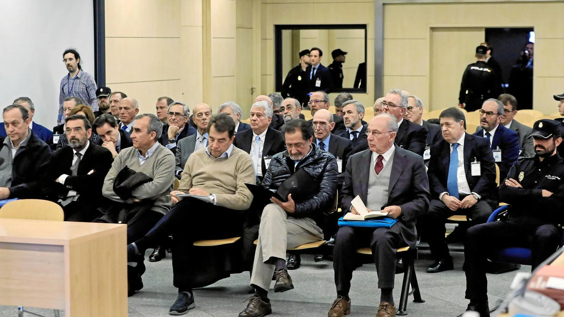 Los acusados por la salida a bolsa de Bankia, con su expresidente Rodrigo Rato -a la derecha- entre ellos, durante la sesión de ayer en la Audiencia Nacional