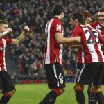El delantero del Athletic Sabin Merino celebra la consecución del tercer gol de su equipo ante el Betis