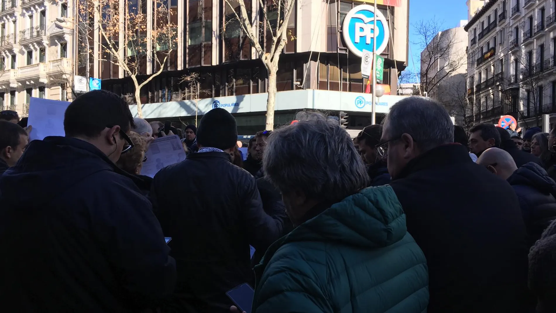 Taxistas concentrados ante la sede del PP en la calle Génova de Madrid