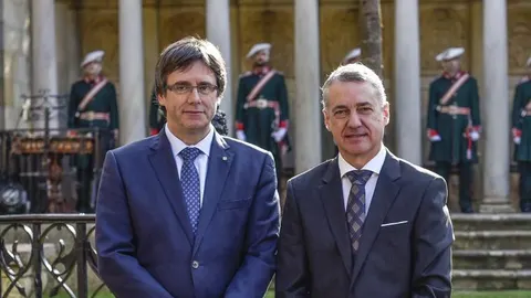 El lehendakari Iñigo Urkullu, posa con la "makila"tras jurar su cargo ante el Árbol de Gernika en un acto solemne al que asistió el presidente de la Generalitat de Cataluña, Carles Puigdemont, entre otras autoridades