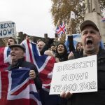 Cientos de personas se manifiestan demandando que se acelere el proceso del brexit en el Old Palace Yard en Londres
