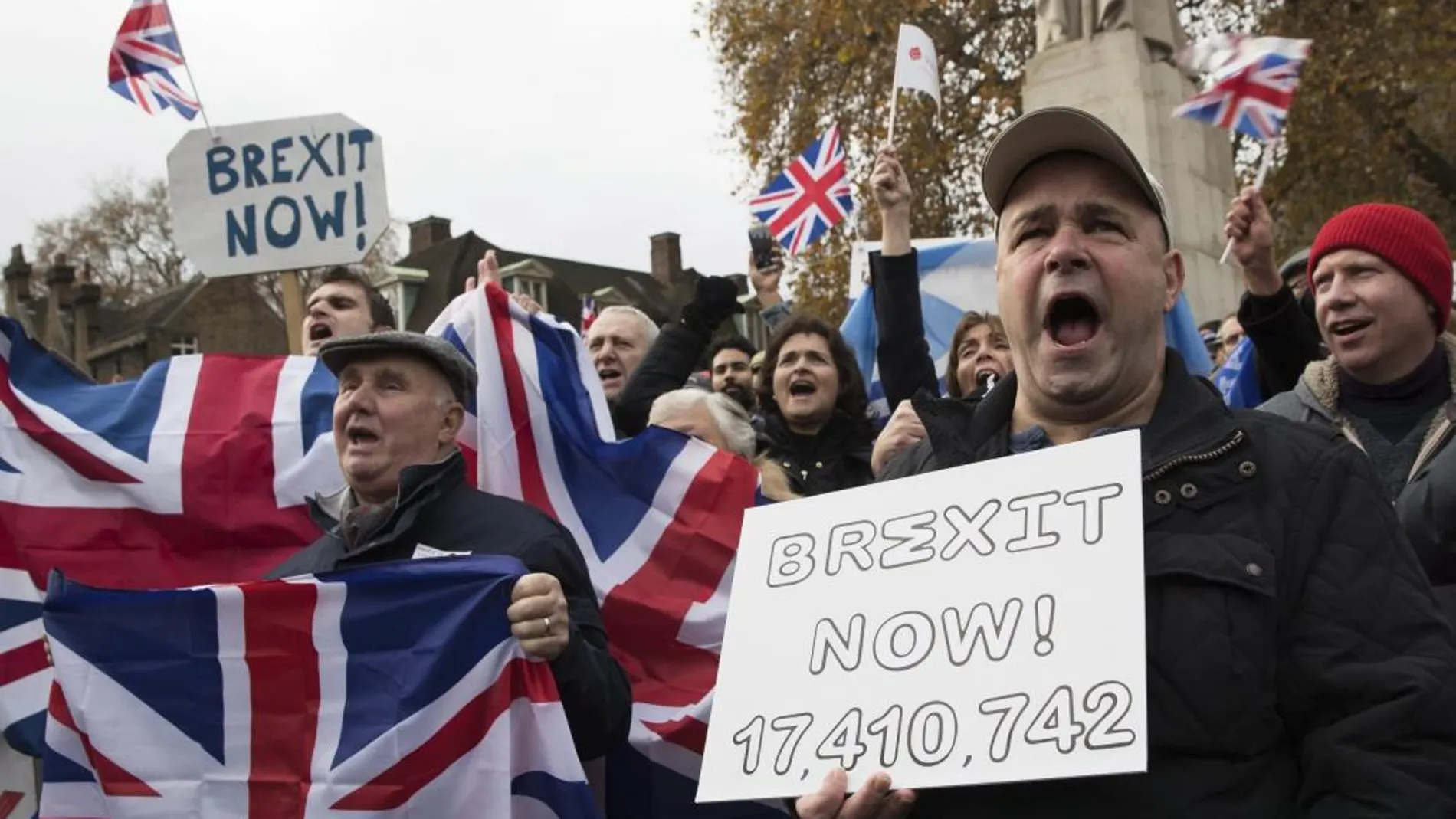 Cientos de personas se manifiestan demandando que se acelere el proceso del brexit en el Old Palace Yard en Londres