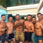Alejandro Amenábar celebra la fiesta del Orgullo Gay «luciendo tableta»