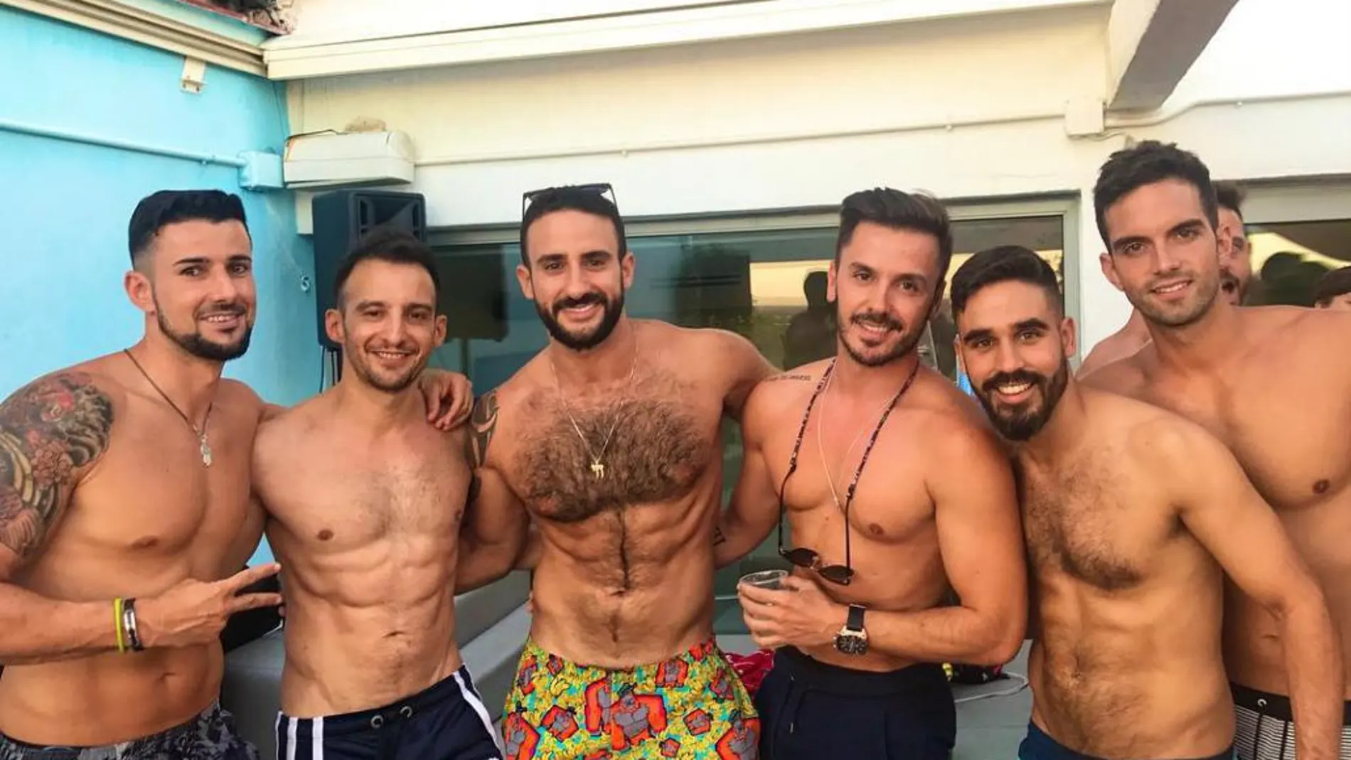 Alejandro Amenábar celebra la fiesta del Orgullo Gay «luciendo tableta»