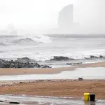  El temporal obliga a cerrar los accesos a las playas de la Ciudad Condal