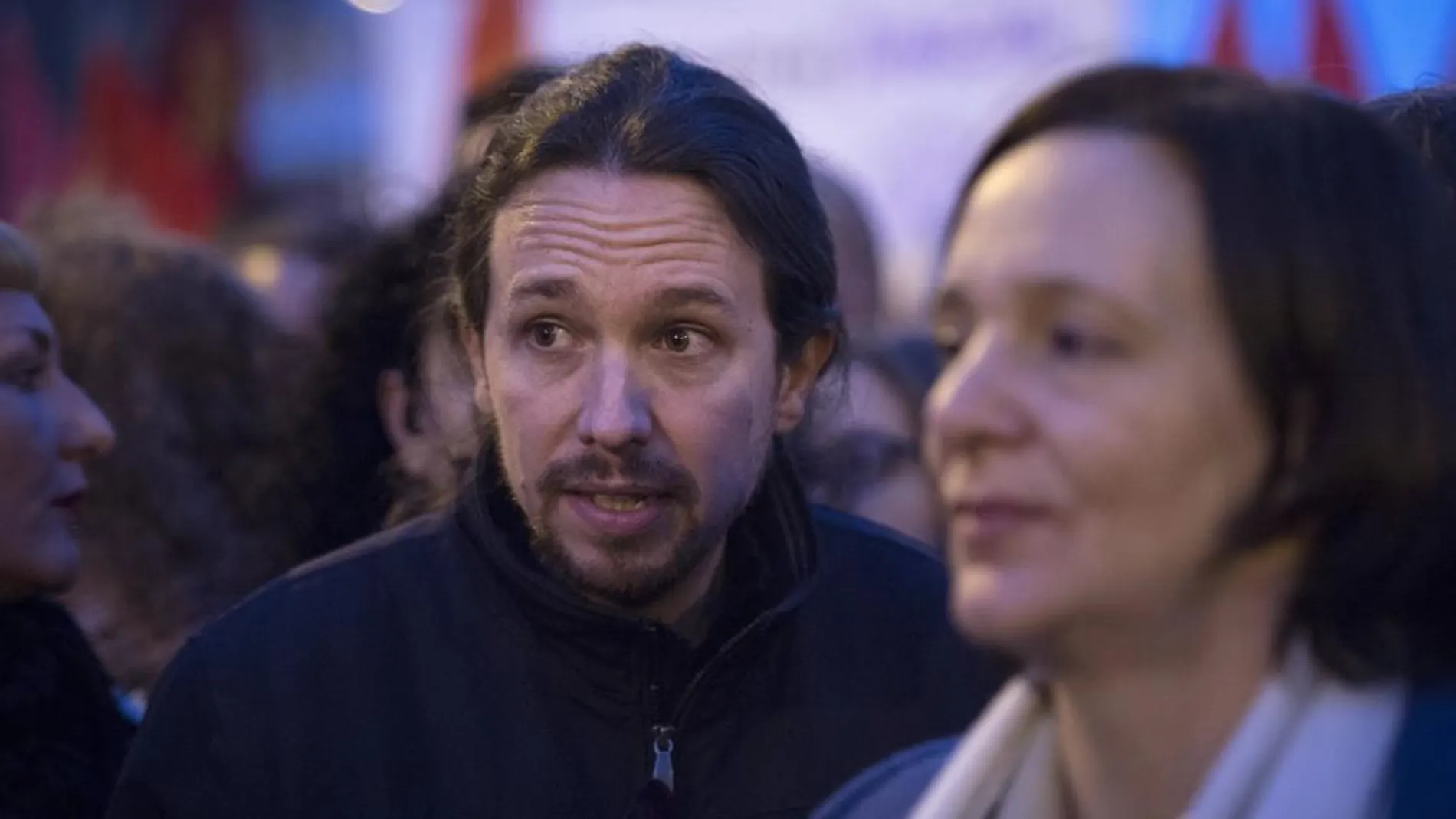 El líder de Podemos, Pablo Iglesias, junto a la diputada del partido Carolina Bescansa