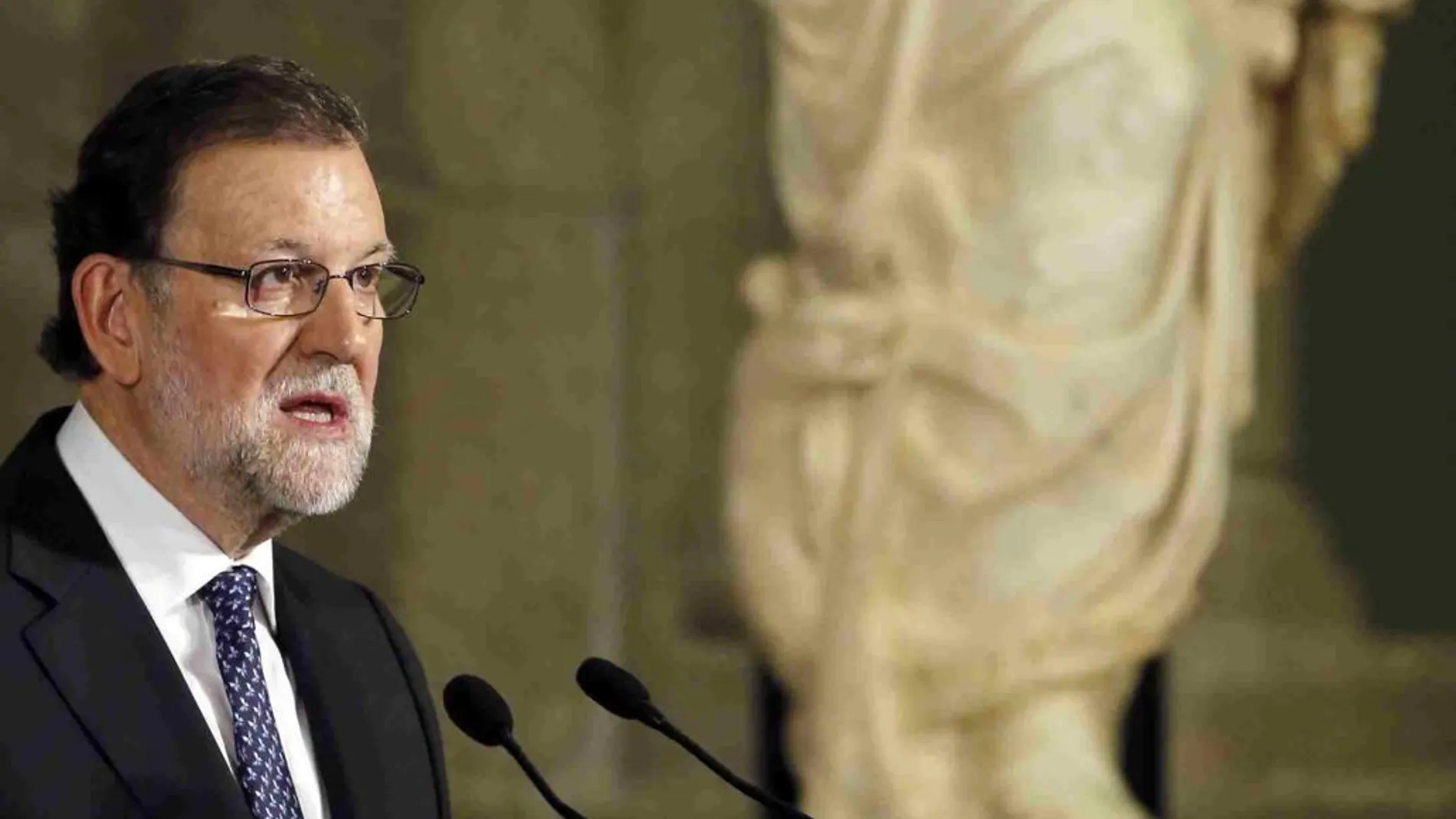 Mariano Rajoy durante la ceremonia de imposición de las condecoraciones de la Orden Civil de Alfonso X El Sabio, hoy en el Museo del Prado en Madrid.