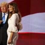 El precandidato presidencial republicano Donald Trump junto a su esposa Melania