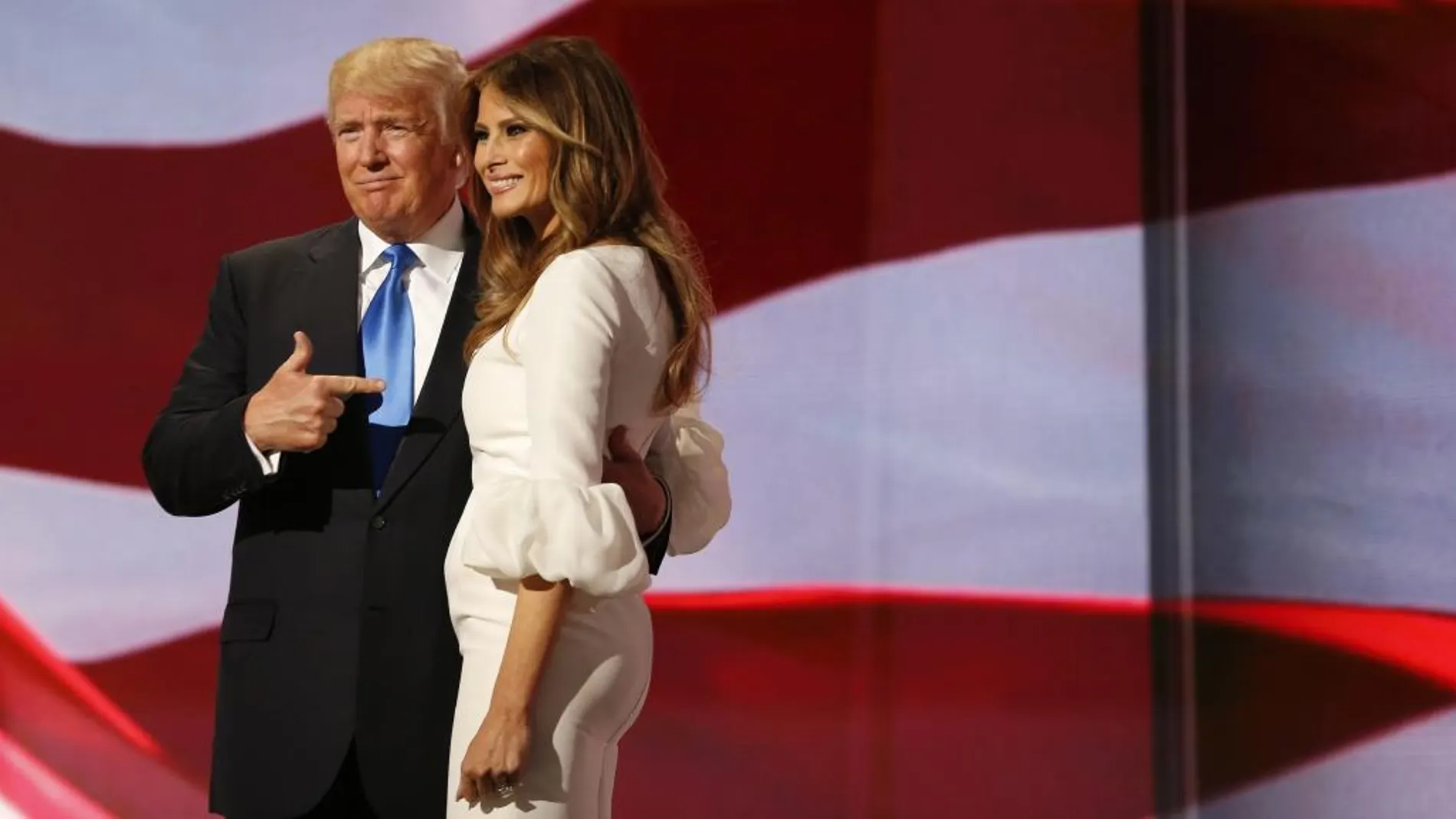 El precandidato presidencial republicano Donald Trump junto a su esposa Melania