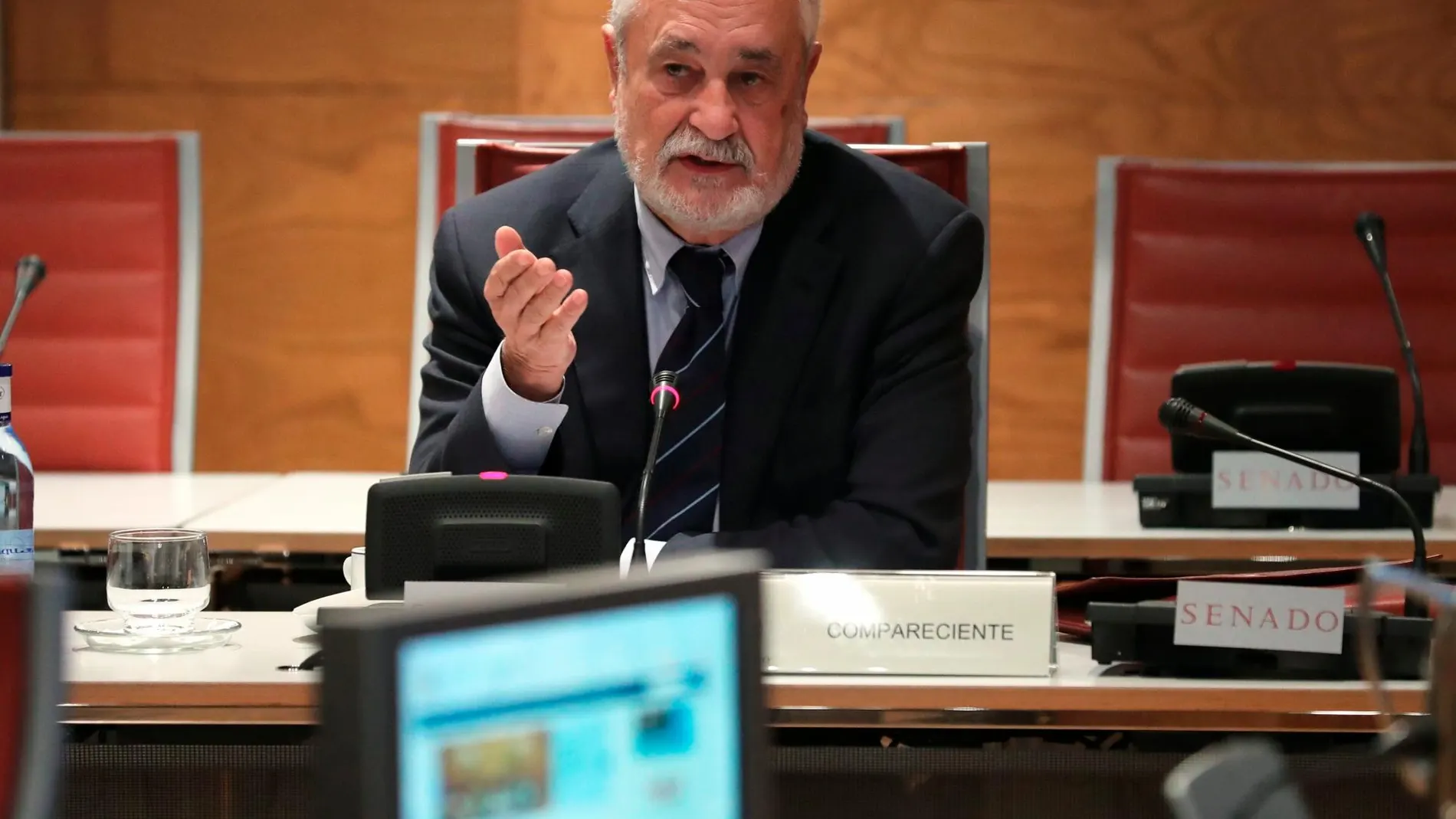 José Antonio Griñán, durante su comparecencia ante la Comisión de Financiación de los Partidos Políticos / Efe