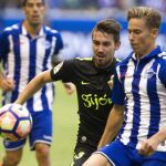 El jugador del Deportivo Alaves Marcos Llorente, Llorente lucha por el balón con el jugador del Sporting de Gijon Moi Gómez