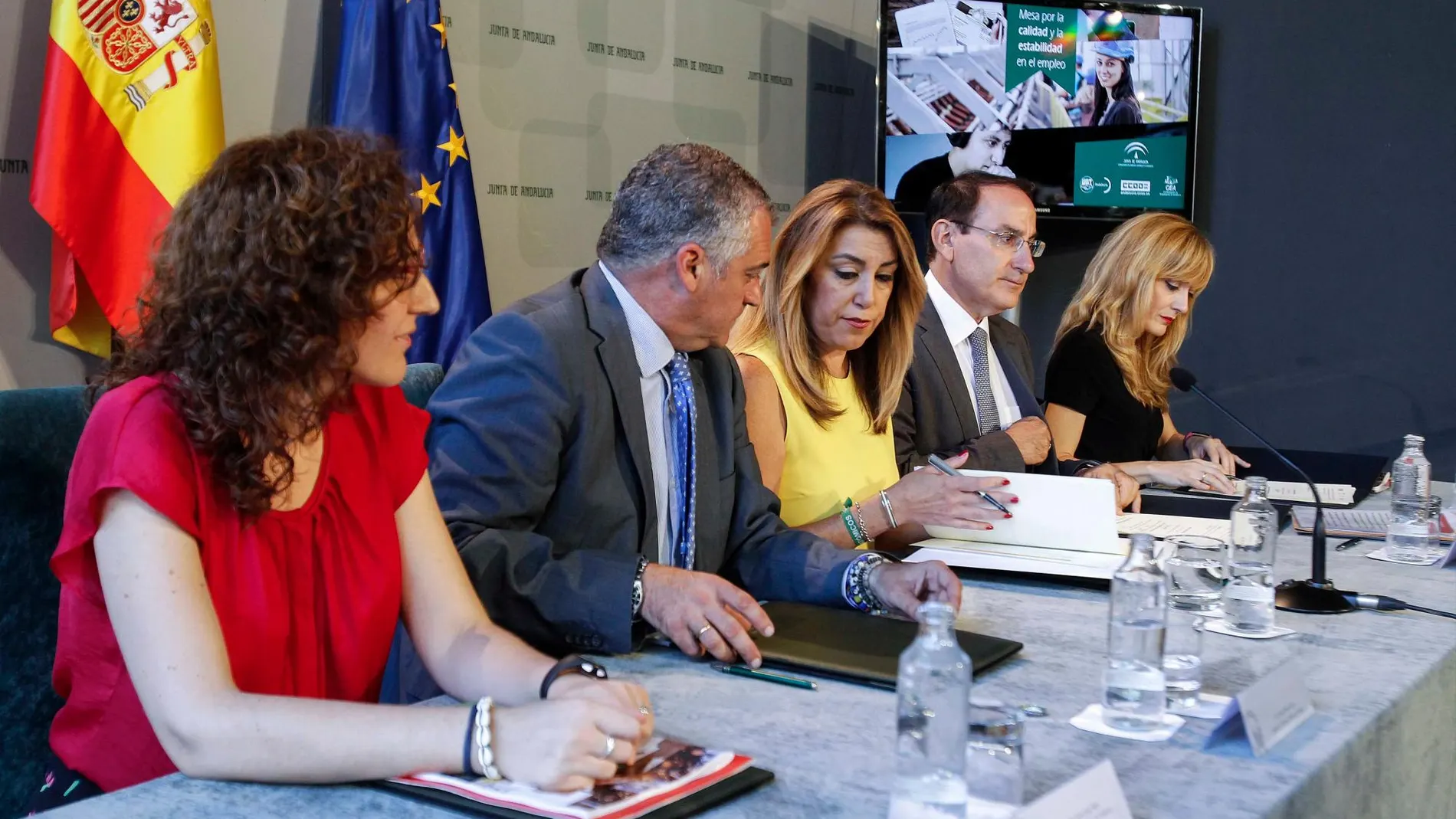 Susana Díaz (c) firmó el Acuerdo por la Calidad y Estabilidad del Empleo con CCOO (d), UGT (i) y la CEA (2d) el año pasado / Foto: Manuel Olmedo