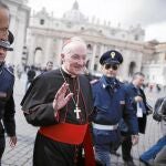El cardenal Ouellet pasea, ayer, por la plaza de San Pedro escoltado por la Policía