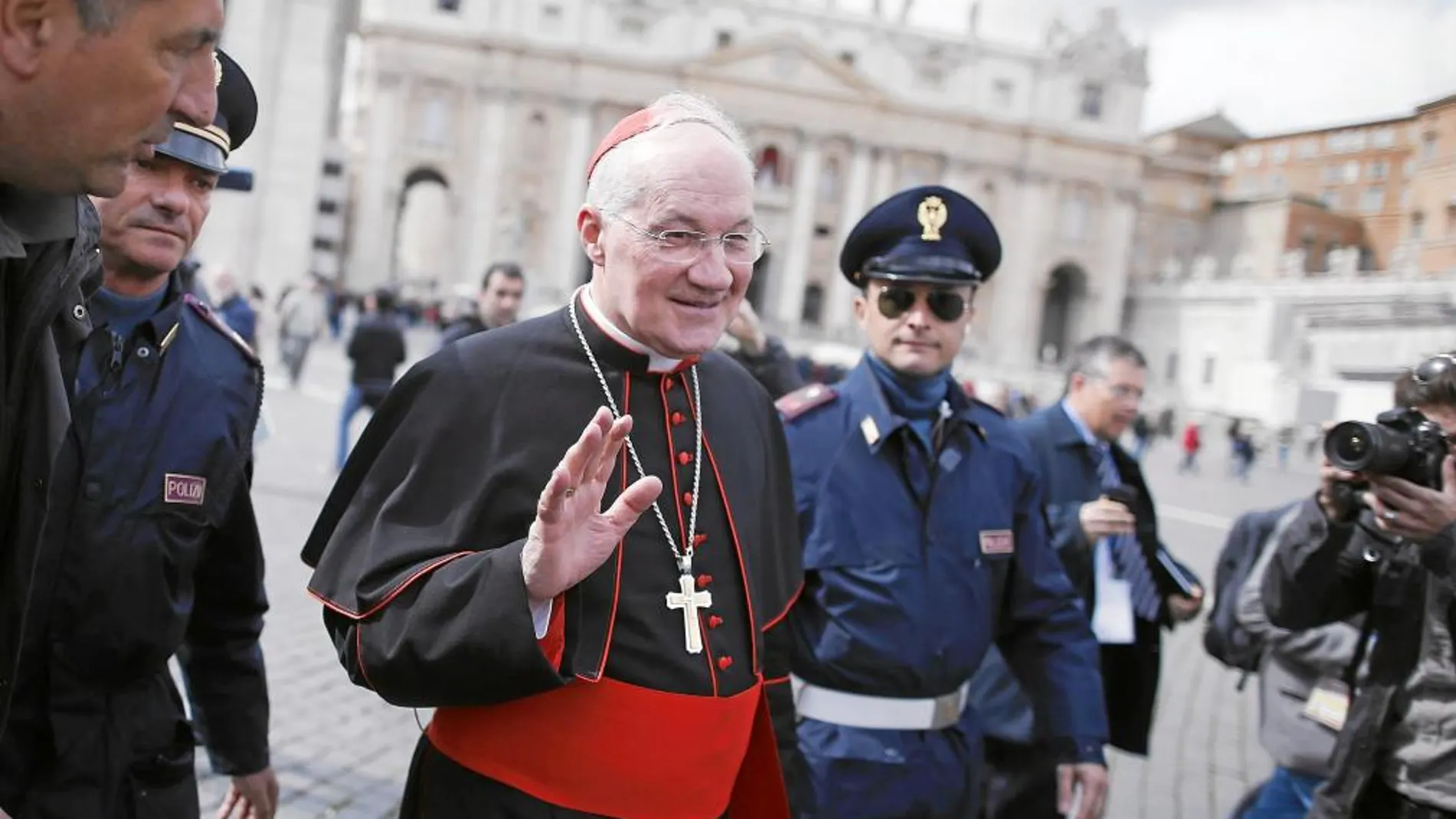 El cardenal Ouellet pasea, ayer, por la plaza de San Pedro escoltado por la Policía