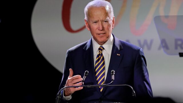 Una de las denunciantes asegura que Joe Biden le dio un beso en la nuca