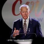 Una de las denunciantes asegura que Joe Biden le dio un beso en la nuca