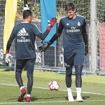 Keylor Navas y Thibaut Courtois se saludan durante el descanso de un ejercicio ayer en la sesión de trabajo previa al partido de hoy en Girona