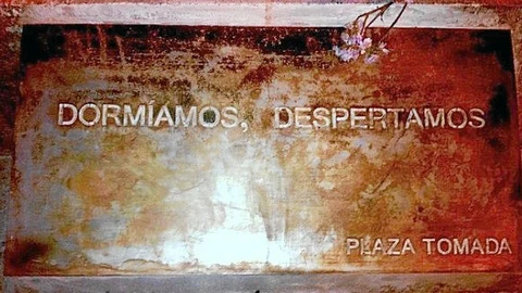 Durante el verano de 2011 los «indigandos» instalaron una placa con el lema «Dormíamos, despertamos» en el pedestal de la estatua de Carlos III en la Puerta del Sol