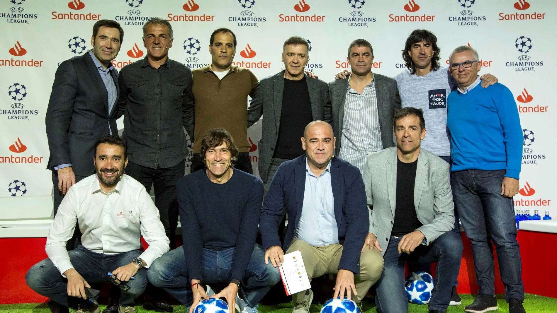 Los ex jugadores posan con periodistas que participaron en el acto / Foto: Santander.