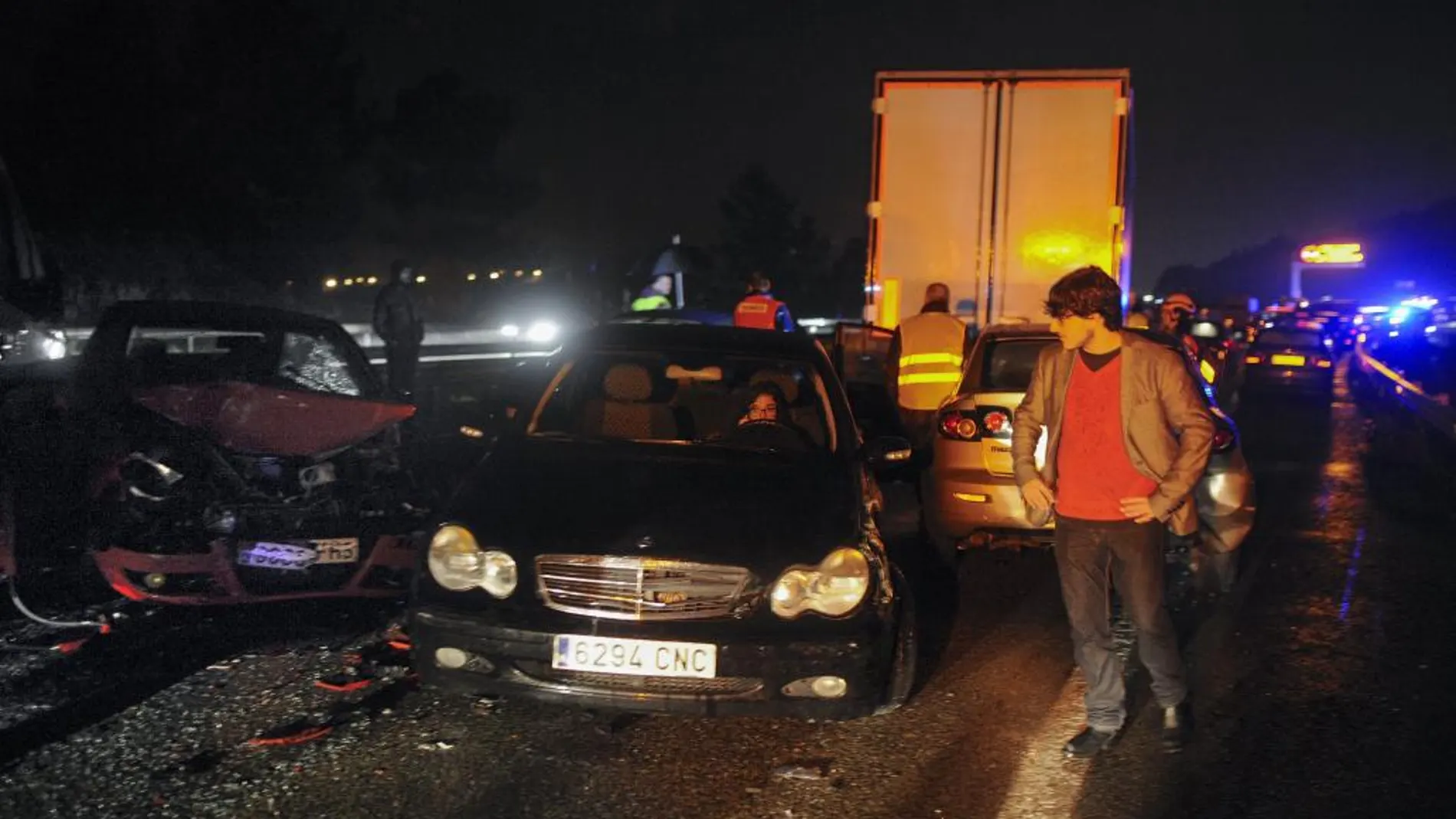 Varios de los vehículos implicados en la colisión múltiple que tuvo lugar en un accidente acaecido en la A-52, entre las localidades de Toén y Ourense