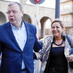 El precandidato Antonio Silván, durante su visita a Salamanca, acompañado por la procuradora Rosa Valdeón