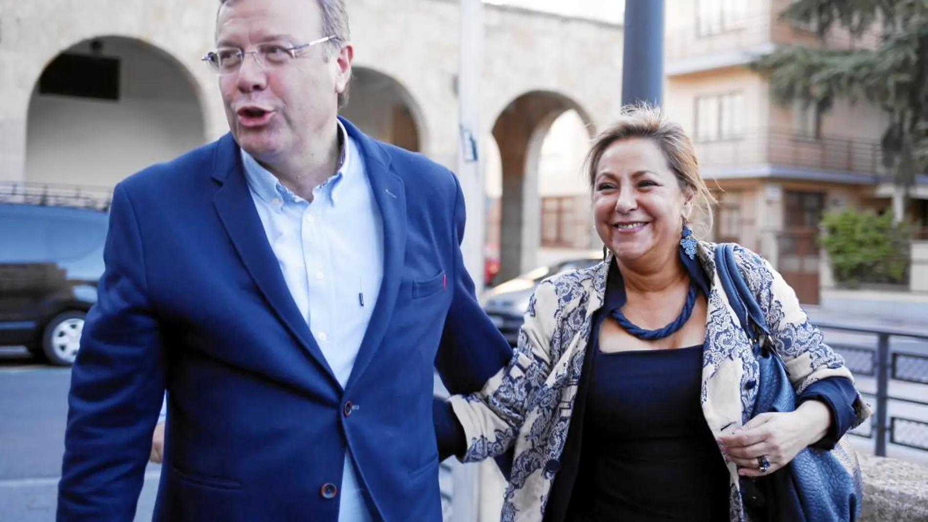 El precandidato Antonio Silván, durante su visita a Salamanca, acompañado por la procuradora Rosa Valdeón