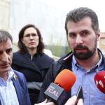 Tudanca atiende a la prensa en presencia de José García y Aurora Flórez