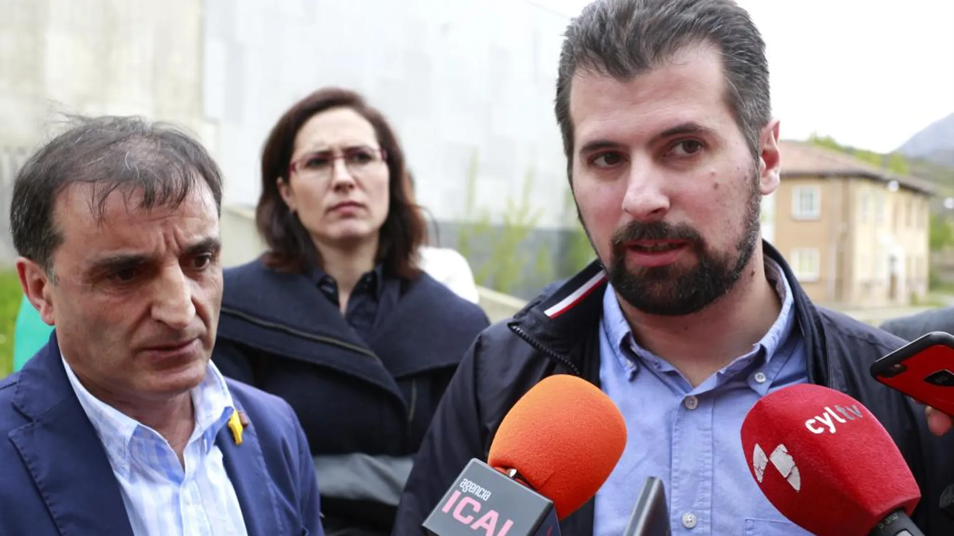 Tudanca atiende a la prensa en presencia de José García y Aurora Flórez