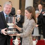 El alcalde de León, Antonio Silván, recibe el galardón de manos de la Reina Letizia
