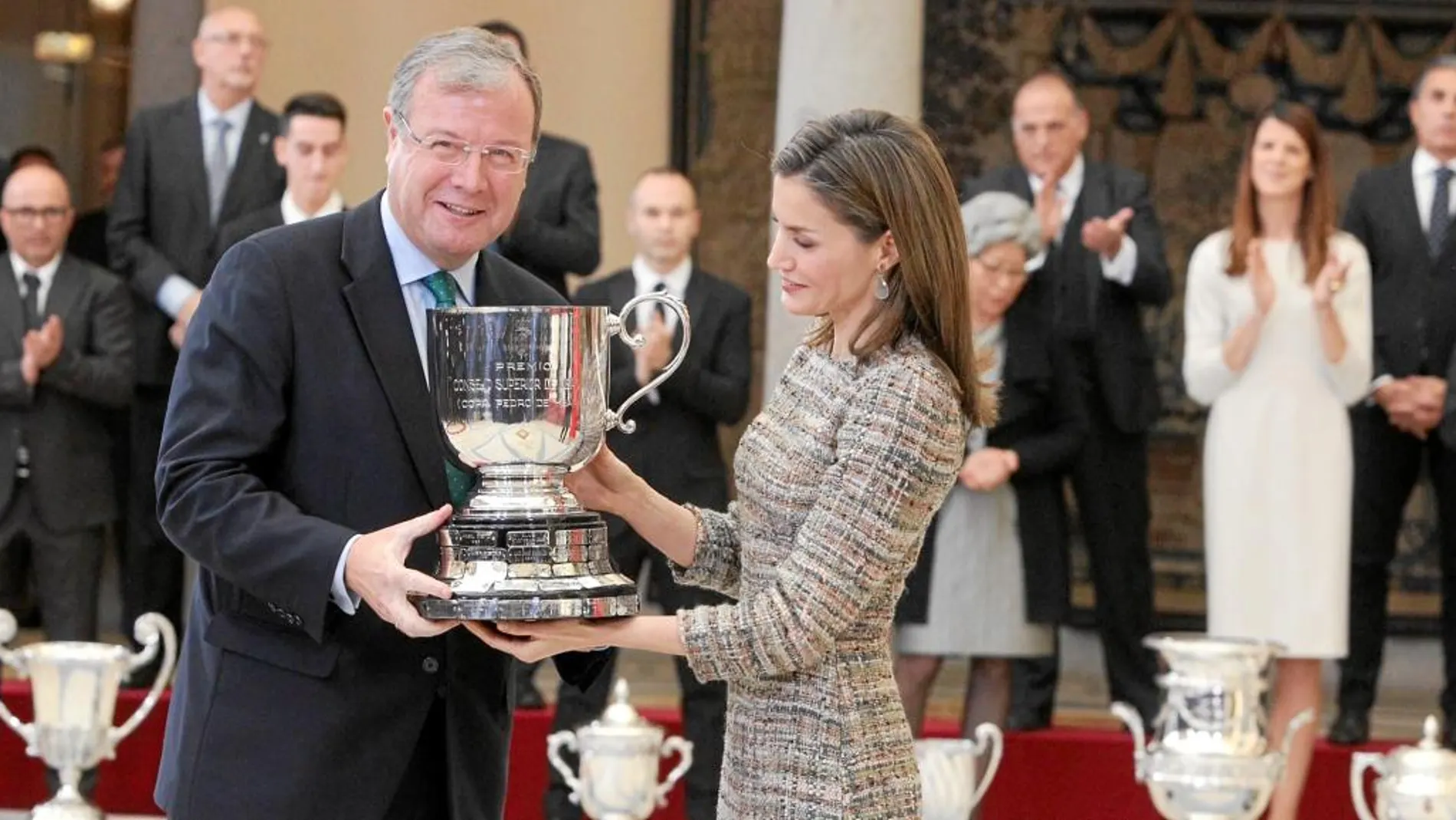 El alcalde de León, Antonio Silván, recibe el galardón de manos de la Reina Letizia