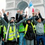 Un grupo de «chalecos amarillos» se manifiestan el sábado frente al Arco del Triunfo en París, que fue ocupado durante unas horas