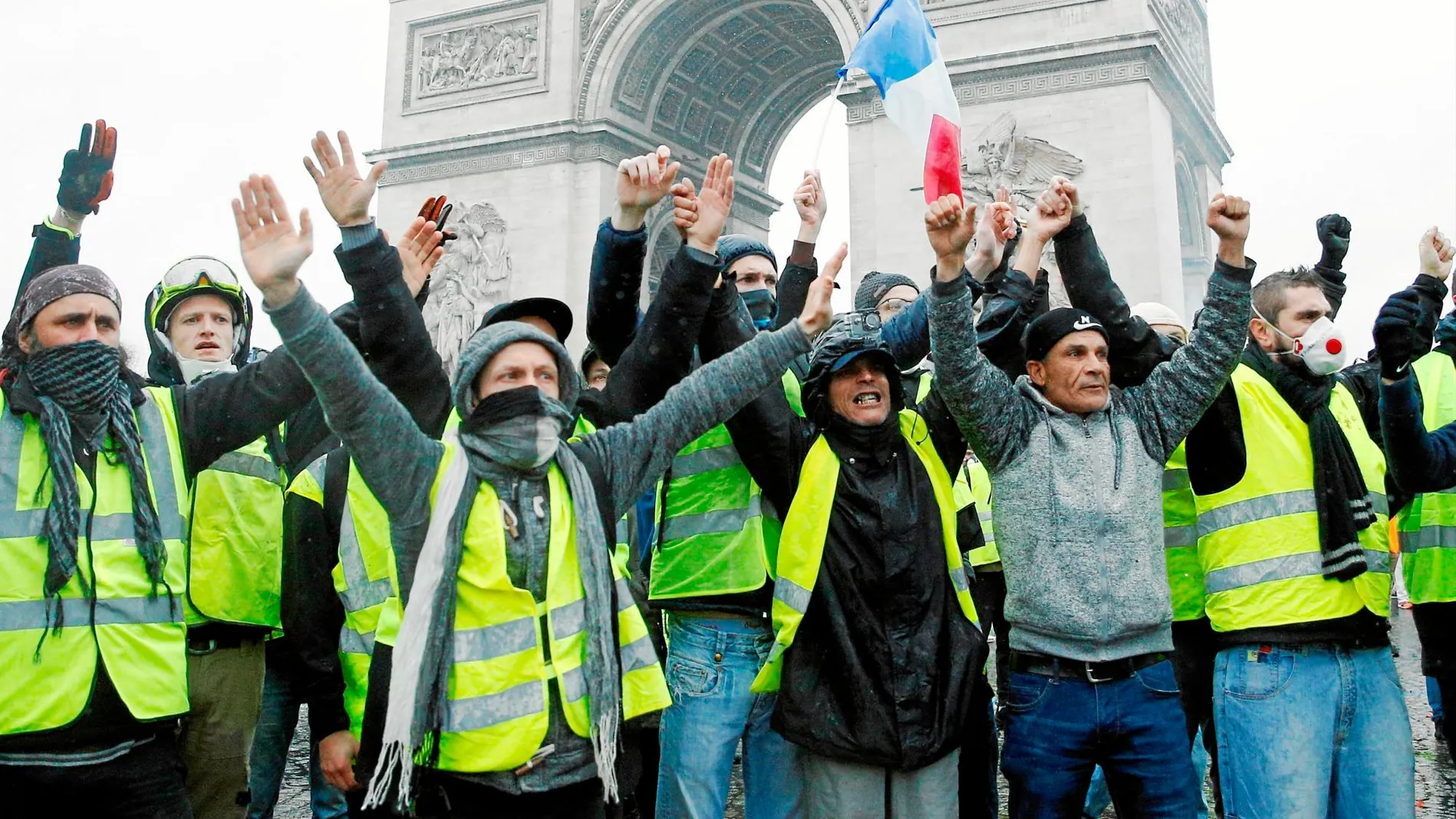 Un grupo de «chalecos amarillos» se manifiestan el sábado frente al Arco del Triunfo en París, que fue ocupado durante unas horas