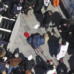 Un simpatizante de la presidenta Park Geun-hye sangra en el suelo durante enfrentamientos con la policía tras la ratificación de la destitución de la mandataria a manos del Tibunal Consitucional en Seúl ayer 10 de marzo de 2017