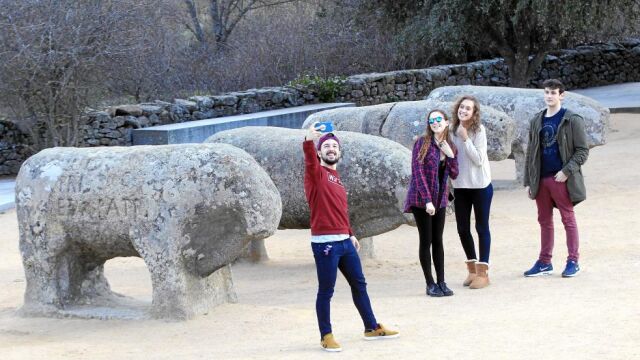 Un grupo de jóvenes se fotografiaba el pasado viernes con las cuatro esculturas, pertenecientes a la Edad de Hierro