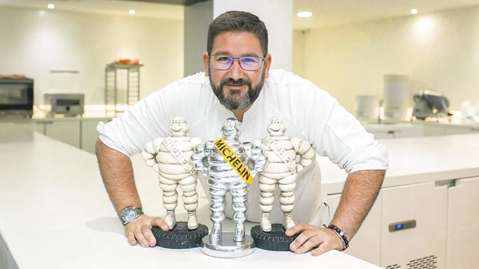 El chef, recién llegado al restaurante de Marbella, con tres Bibendum, la mascota de Michelin. Foto: Manuel Martos