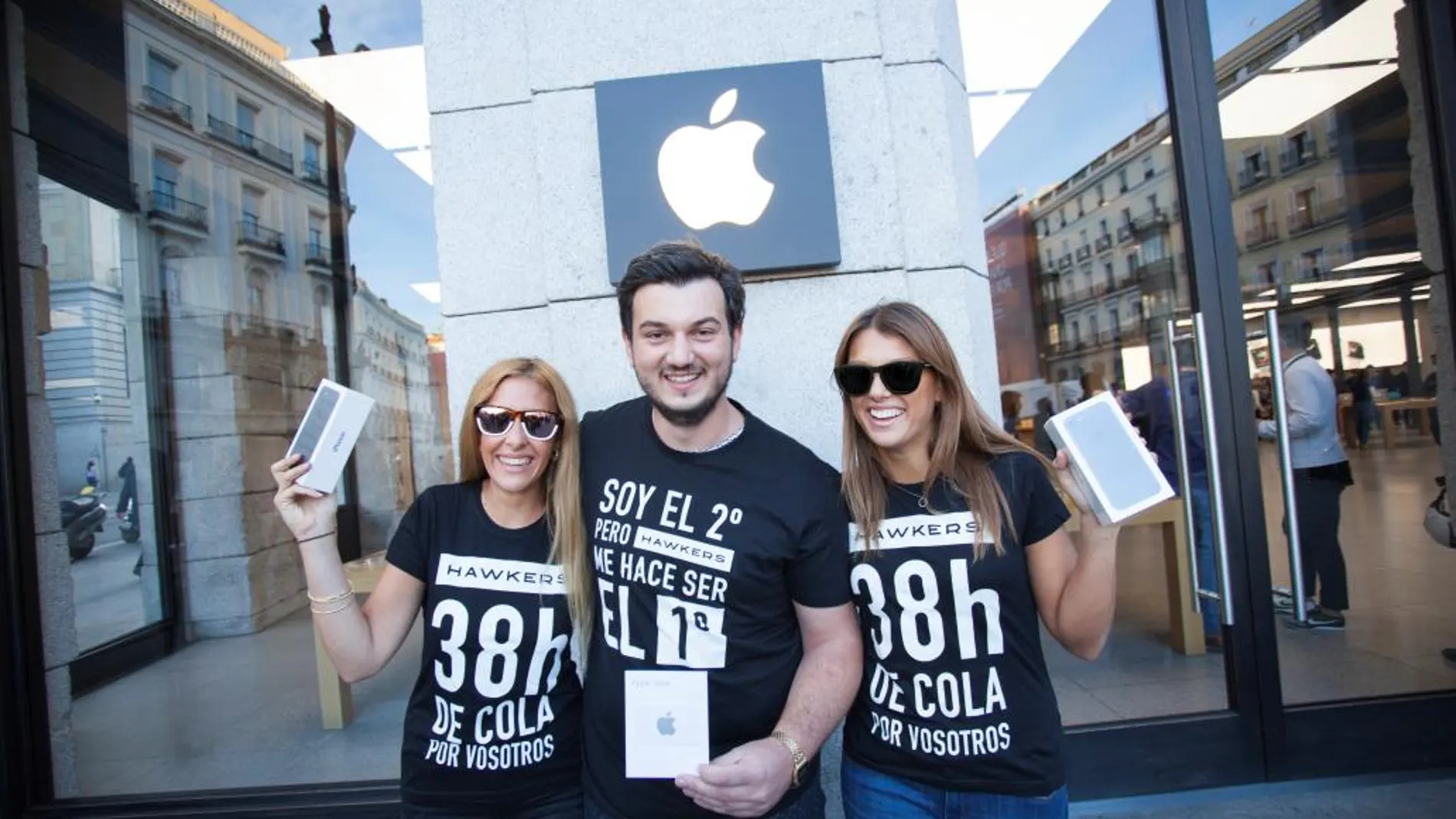 Hawkers hace 38 horas de cola en Apple para regalar el primer Iphone 7