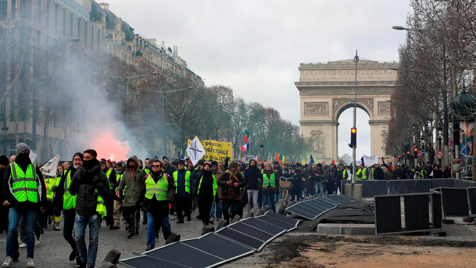 Cientos de 'chalecos amarillos' han tomado el centro de París por 13º sábado consecutivo/Efe