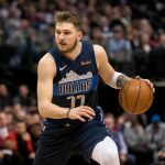 Luka Doncic bota el balón en el partido de la pasada madrugada contra Toronto Raptors / USA TODAY Sports