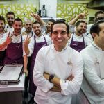 El chef Mario Sandoval posa con su equipo en su restaurante Coque de Humanes