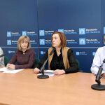 Ángeles Armisén junto a responsables de los servicios sociales