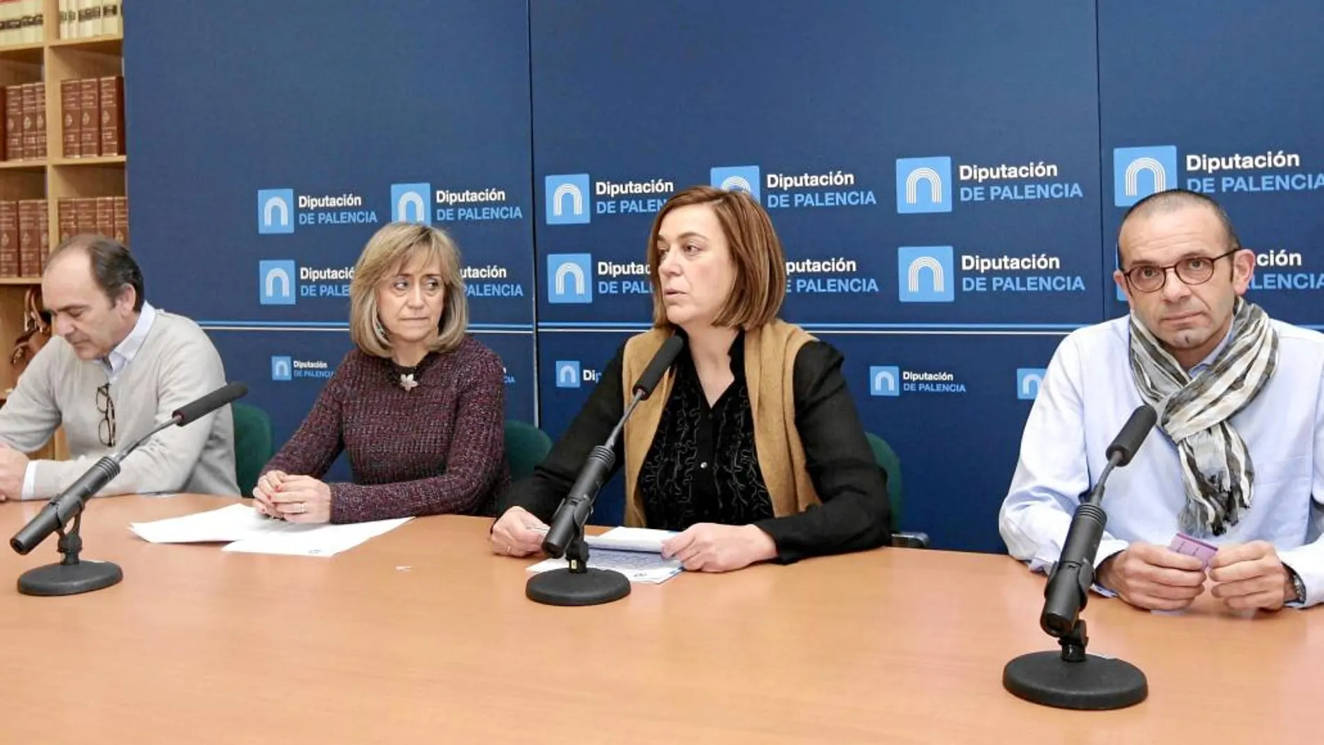Ángeles Armisén junto a responsables de los servicios sociales