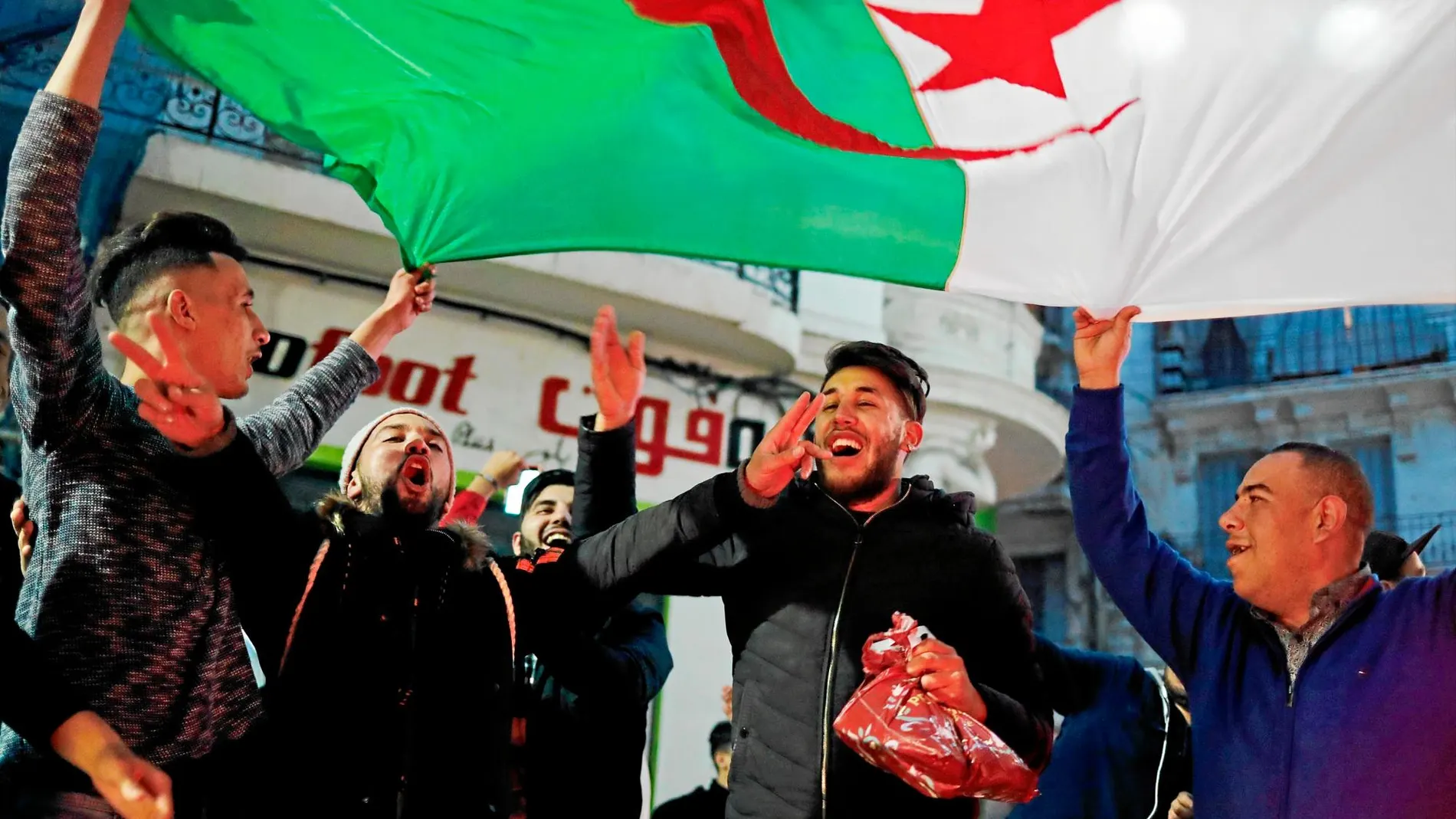 Argelinos celebran ayer en las calles de la capital, Argel, el anuncio de que Buteflika no será candidato a un quinto mandato / Reuters