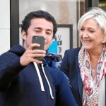 Le Pen se fotografía con un seguidor tras la jornada electoral
