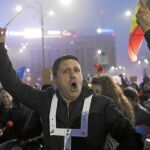 Manifestantes piden ayer la dimisión del Gobierno en las calles de Bucarest