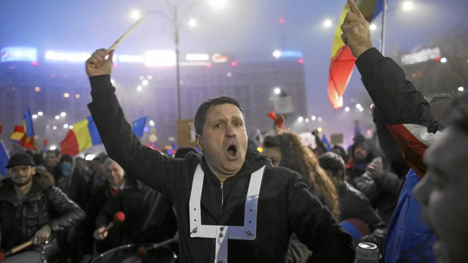 Manifestantes piden ayer la dimisión del Gobierno en las calles de Bucarest
