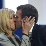 Emmanuel Macron besa a su mujer, Brigitte, tras conocer el resultado