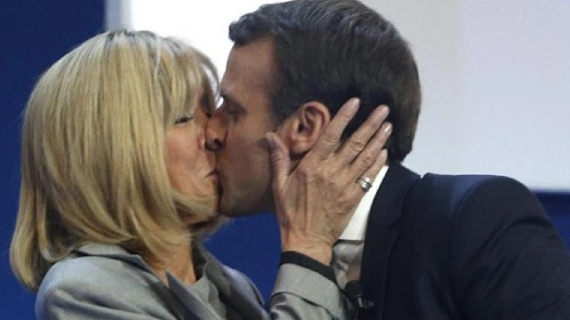 Emmanuel Macron besa a su mujer, Brigitte, tras conocer el resultado