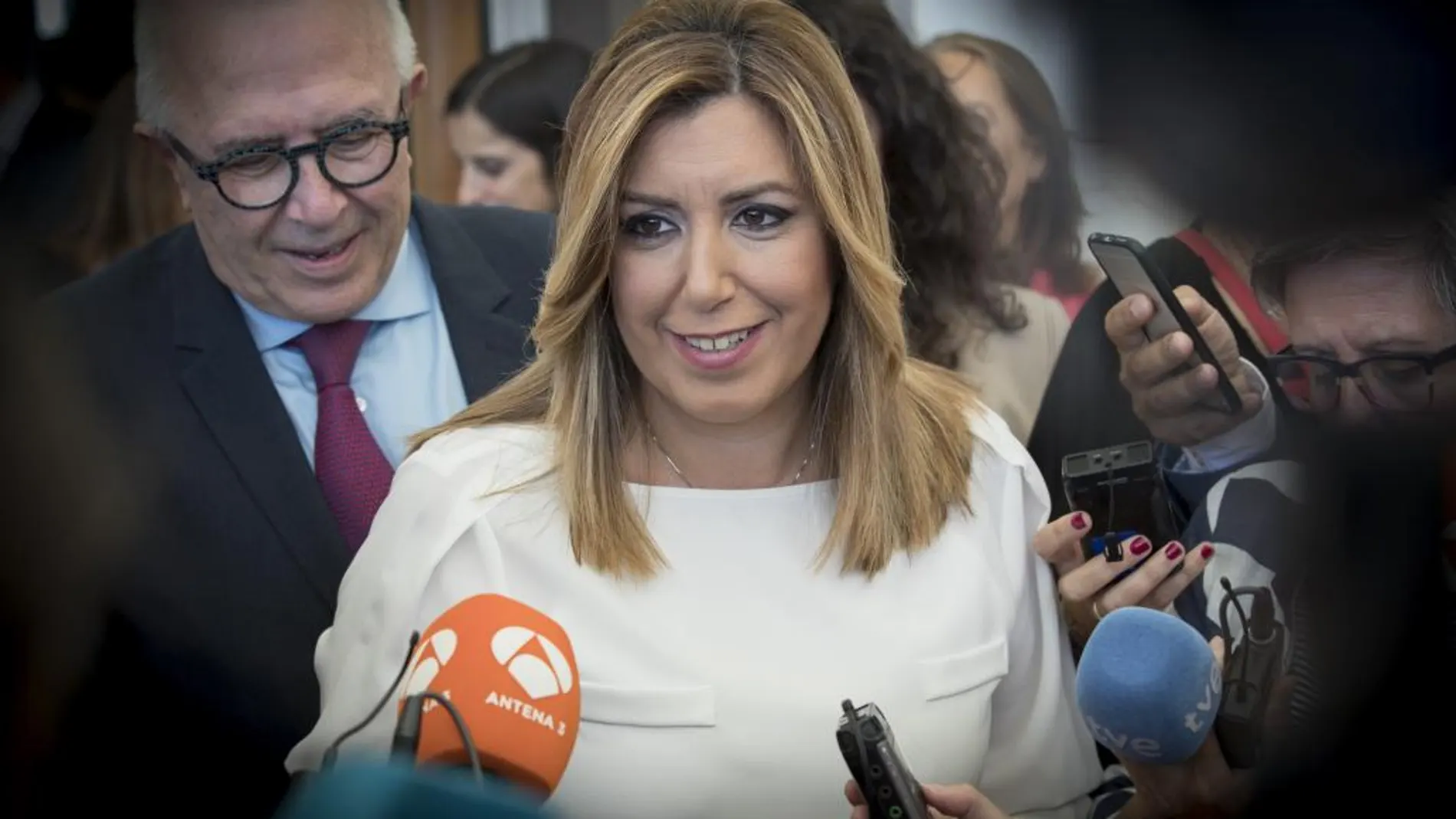 La presidenta andaluza, Susana Díaz, atiende a los medios hoy en Sevilla
