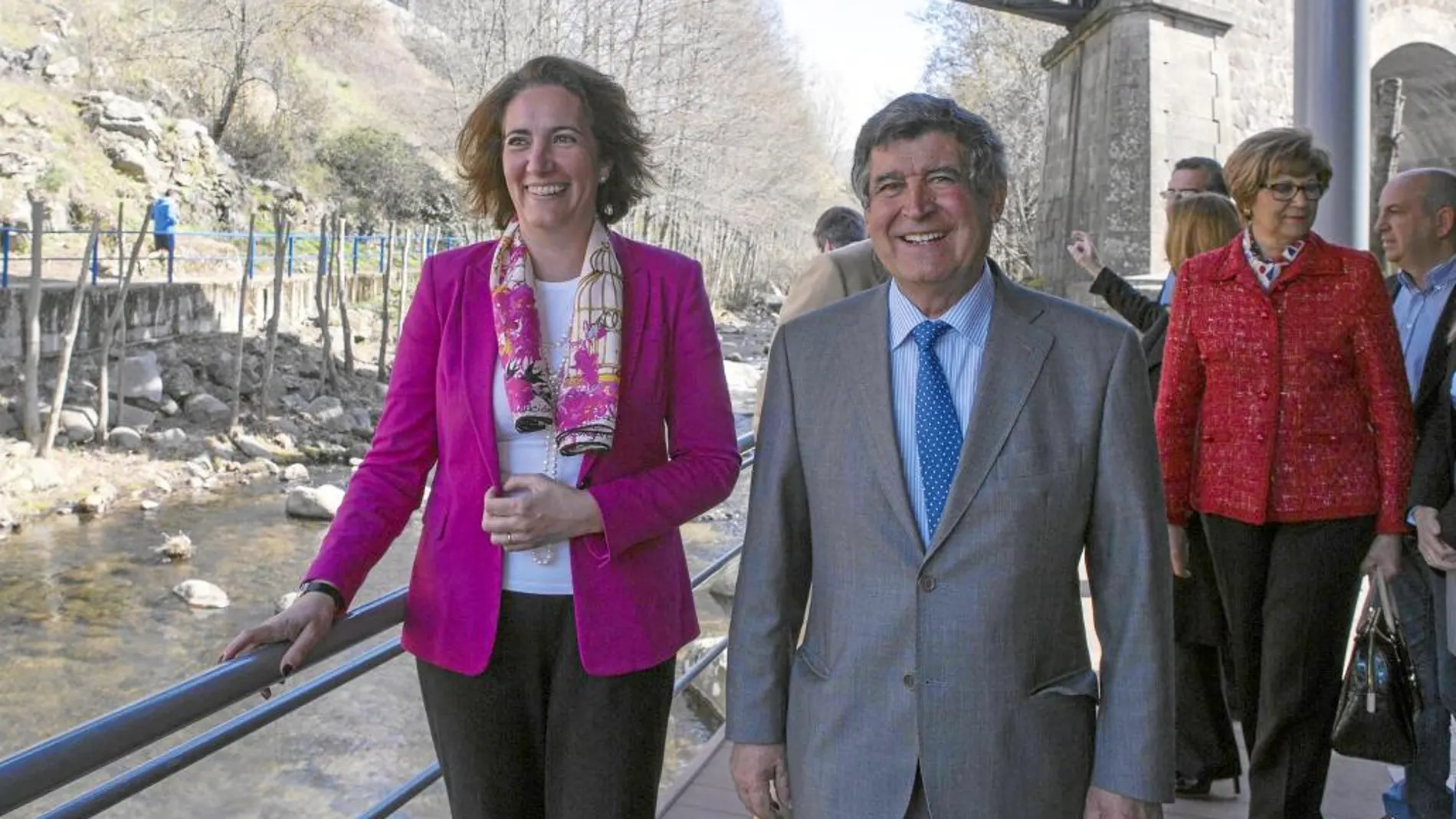 El alcalde de Béjar, el popular Alejo Riñones, acompañado de la consejera de Cultura y Turismo, María Josefa García-Cirac, durante una visita al Museo Textil de la localidad salmantina